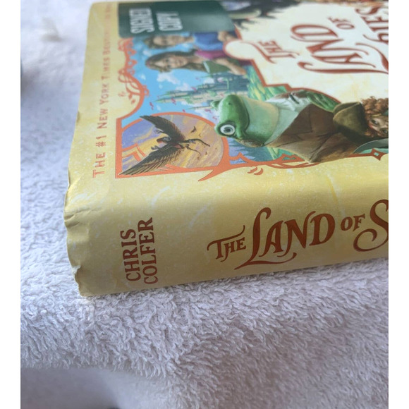 SIGNED The Land of Stories: The Ultimate Book Hugger's Guide 1st CHRIS COLFER - Picture 8 of 8